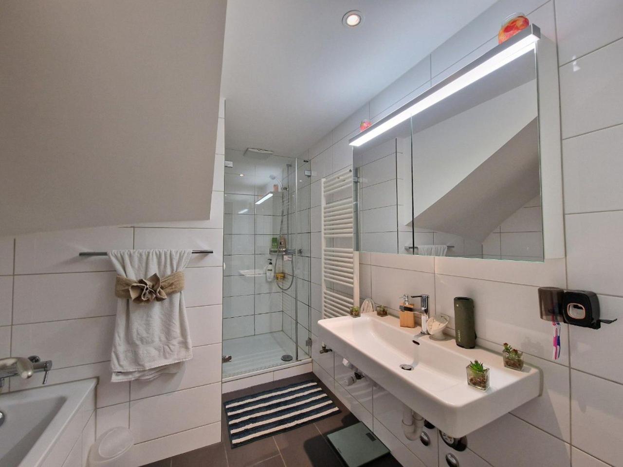 Apartment The Artistic Corner By The Rhine Wakable To Major Events Like Art Esc And *