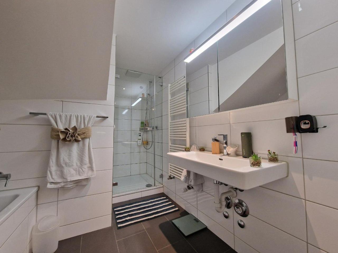 Apartment The Artistic Corner By The Rhine Wakable To Major Events Like Art Esc And *